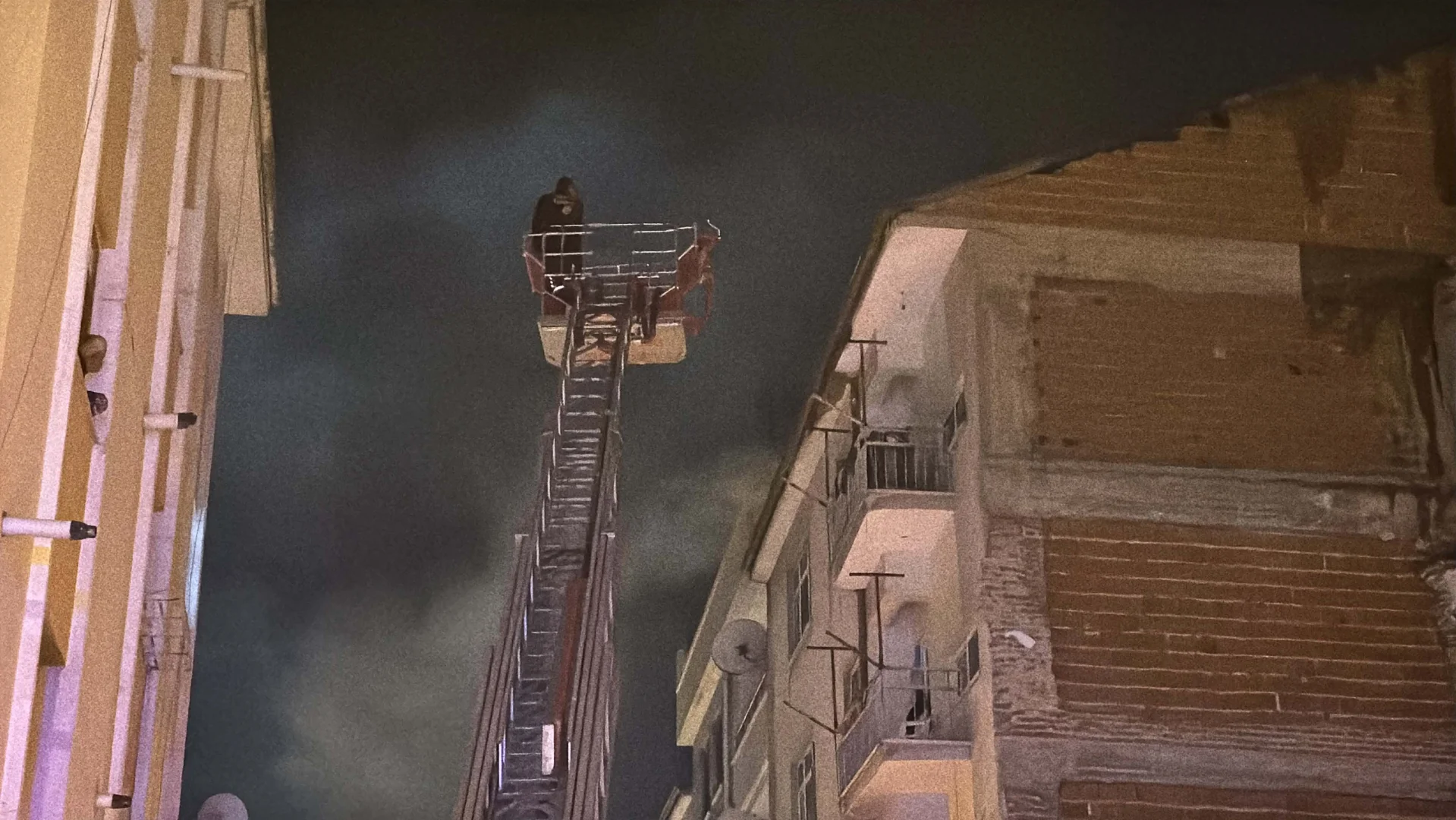 Elazığ'da bir binanın çatısında çıkan yangın söndürüldü