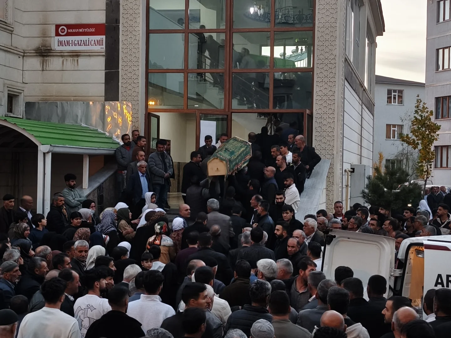 Elazığ'da trafik kazasında hayatını kaybeden anne ve bebeğinin cenazeleri Bingöl'de defnedildi