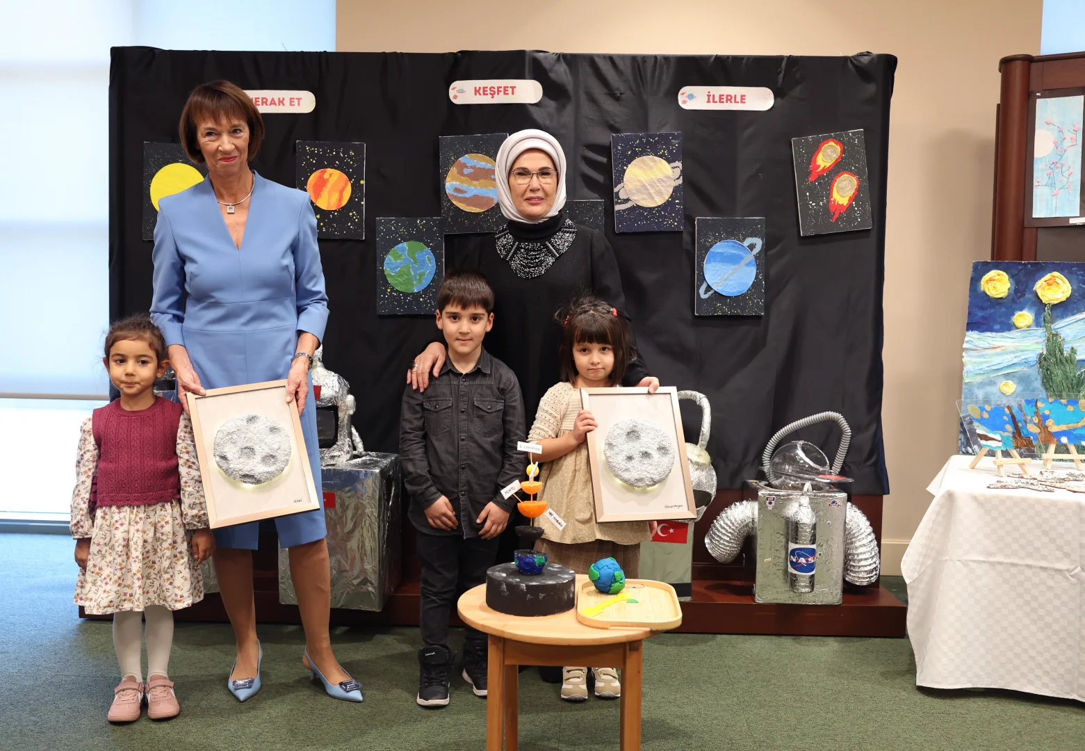 Emine Erdoğan, Almanya Başbakanı Merz'in eşiyle Millet Kütüphanesi'ni ziyaret etti