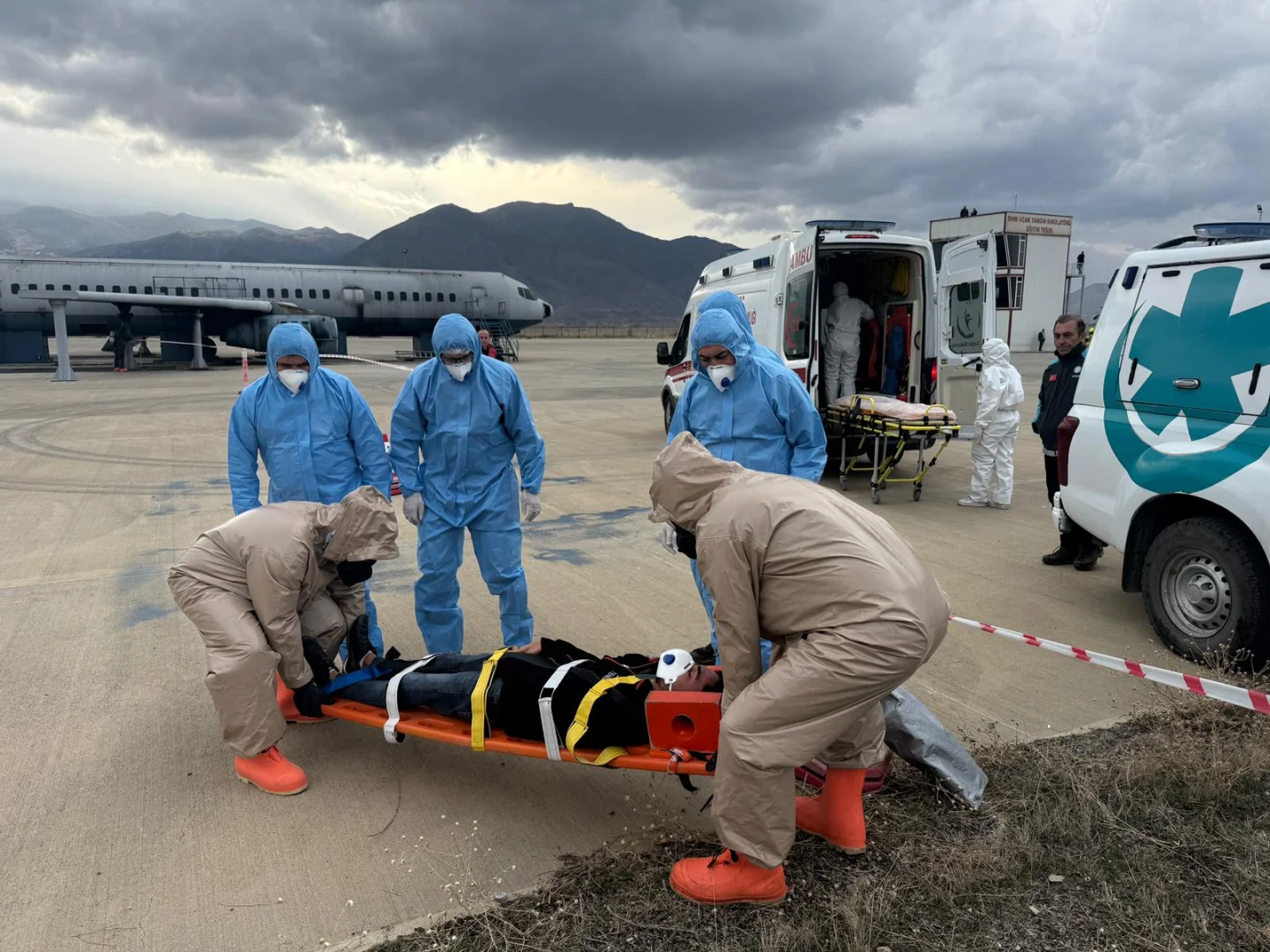 Erzincan Yıldırım Akbulut Havalimanı'nda uçak yangın tatbikatı yapıldı