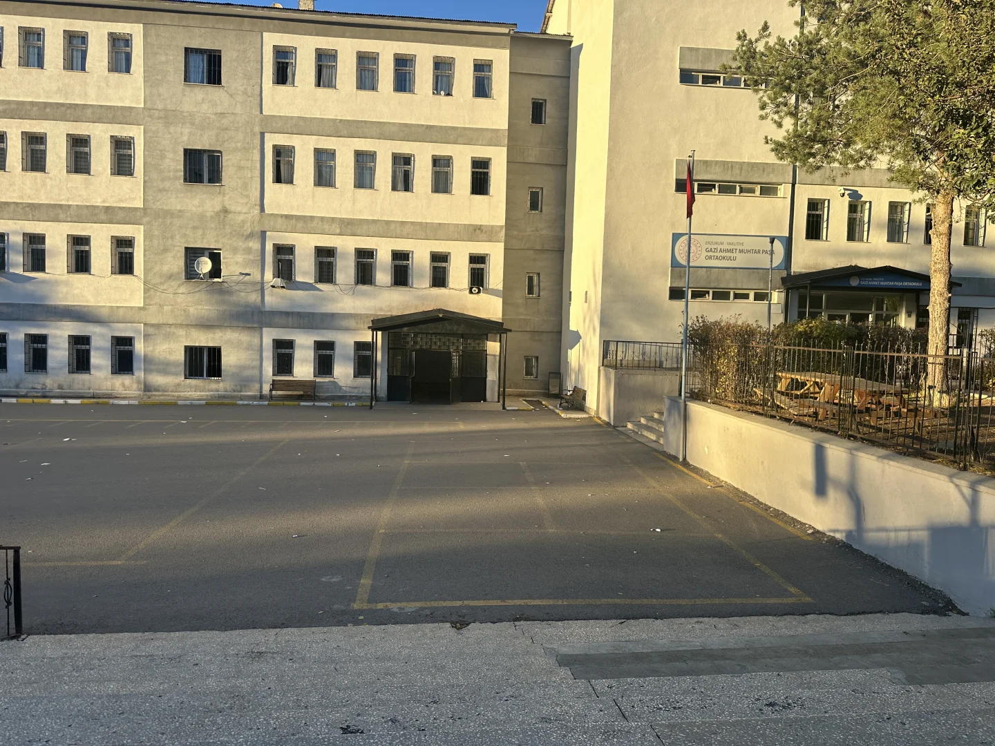 Erzurum'da okul çıkışı merdivenlerde oluşan yoğunlukta 21 öğrenci hafif yaralandı