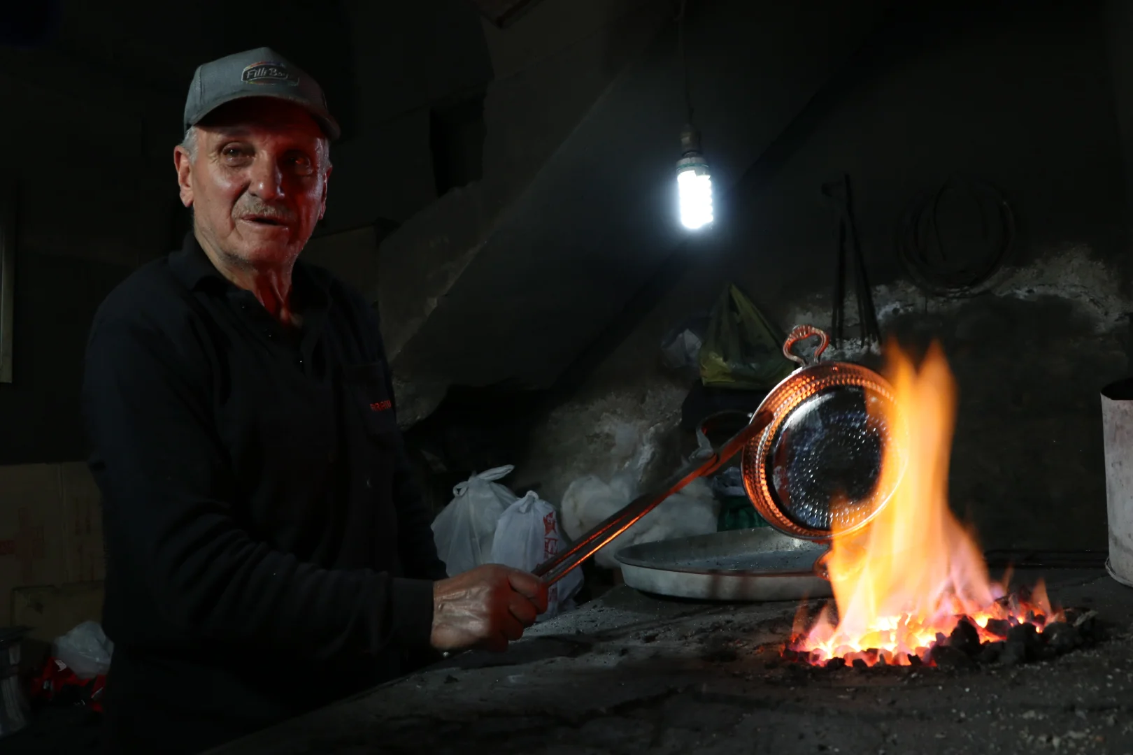 Erzurum'un son ustalarından Fuat Kavgacı 61 yıldır kalaycılık ateşini söndürmüyor