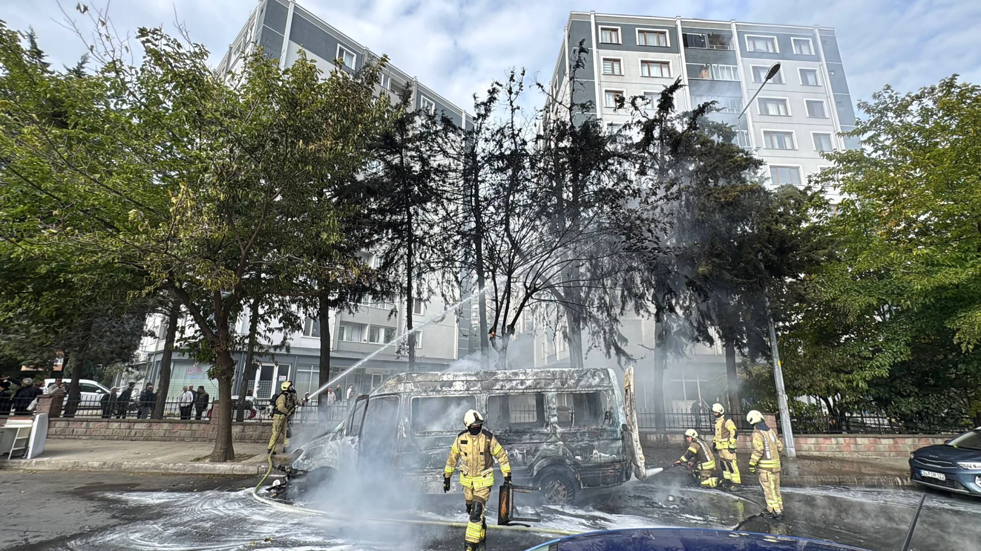 Esenyurt'ta alev alan servis minibüsü kullanılamaz hale geldi