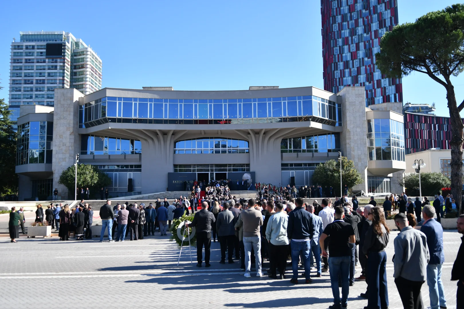 Eski Arnavutluk Başbakanı Fatos Nano son yolculuğuna uğurlandı