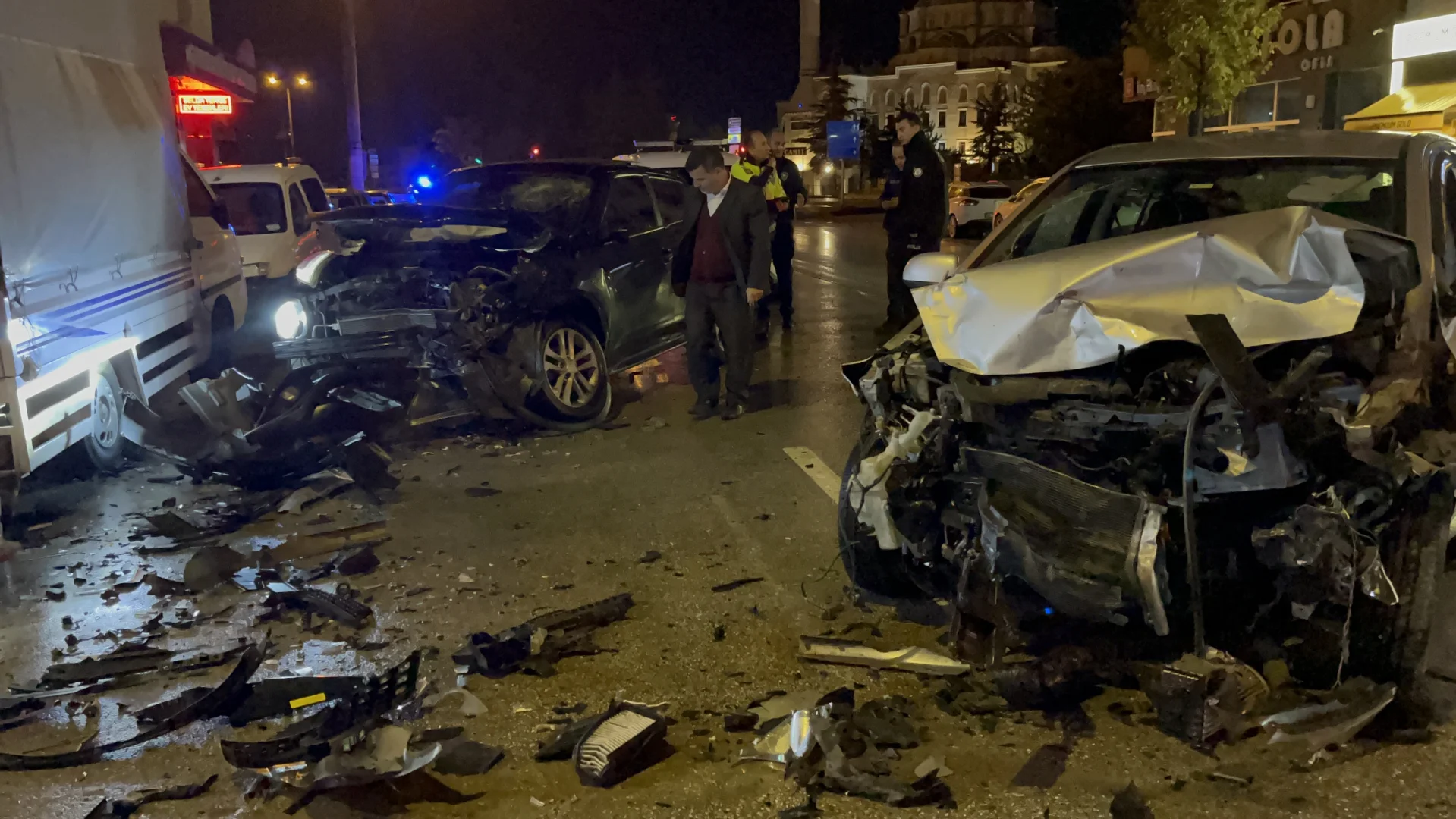 Eskişehir'de park halindeki araçlara çarpıp kaçan sürücü başka bir araçla çarpıştı