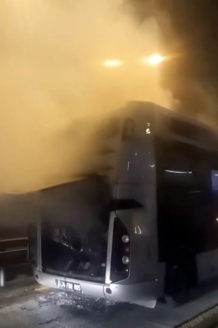 Eyüpsultan'da metrobüste çıkan yangın söndürüldü