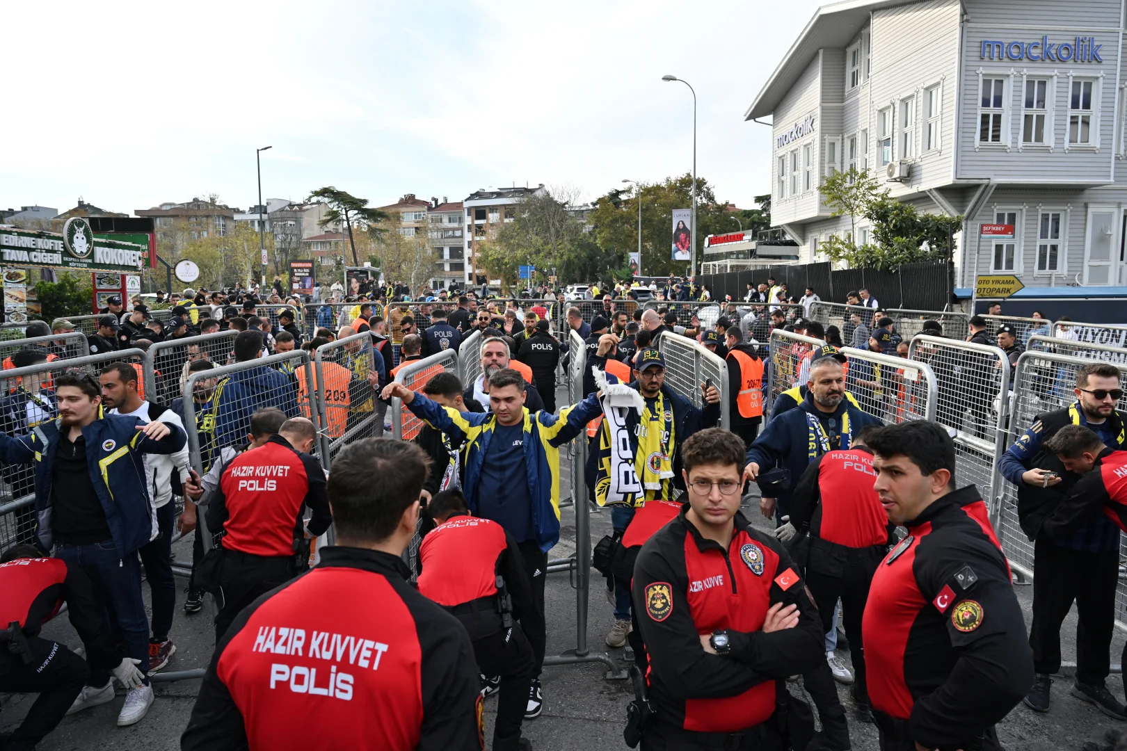 Fenerbahçe taraftarı, Tüpraş Stadı'na hareket etti