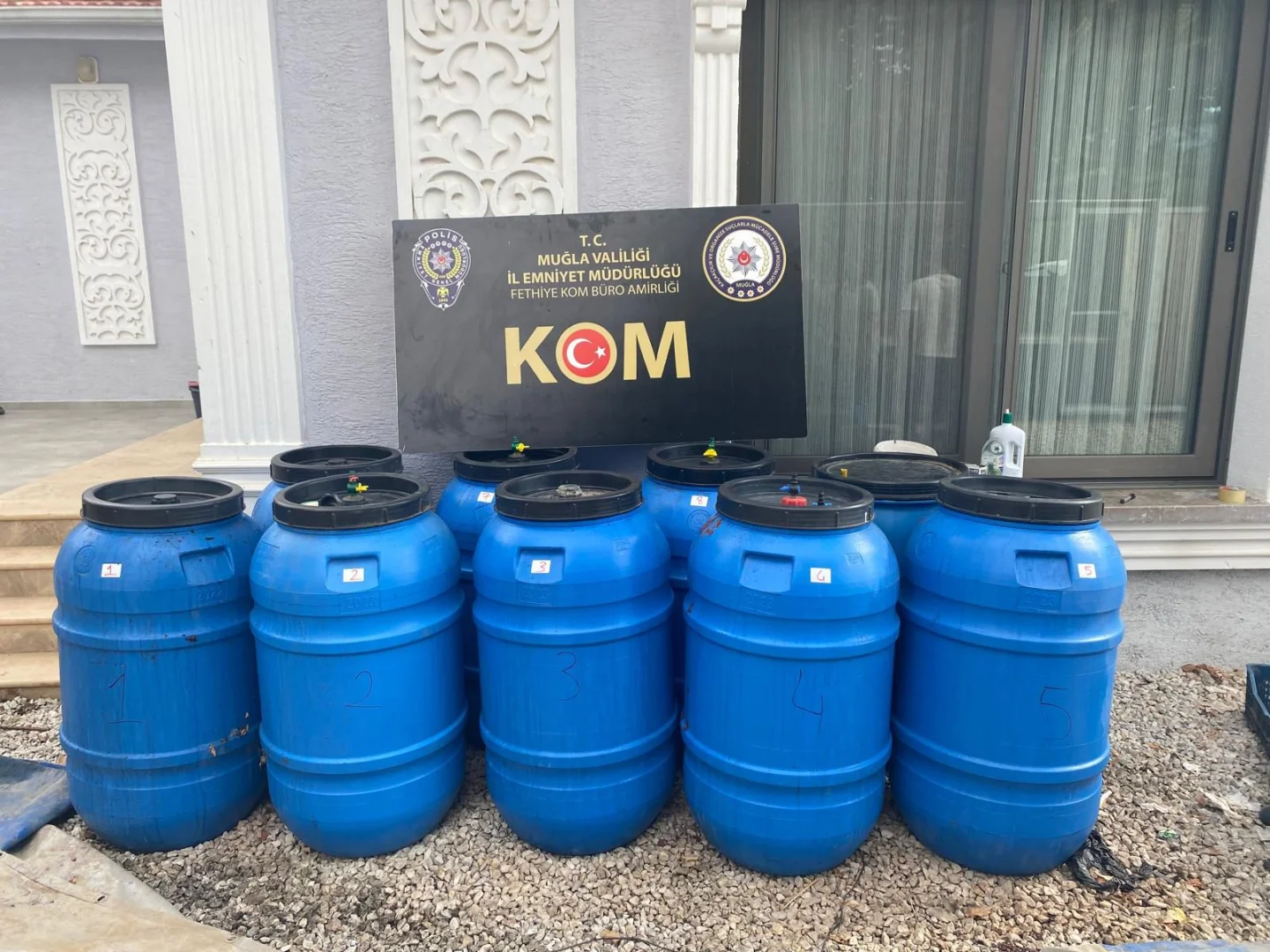 Fethiye'de 1 ton 100 litre etil alkol ve 1 ton 980 litre sahte şarap ele geçirildi