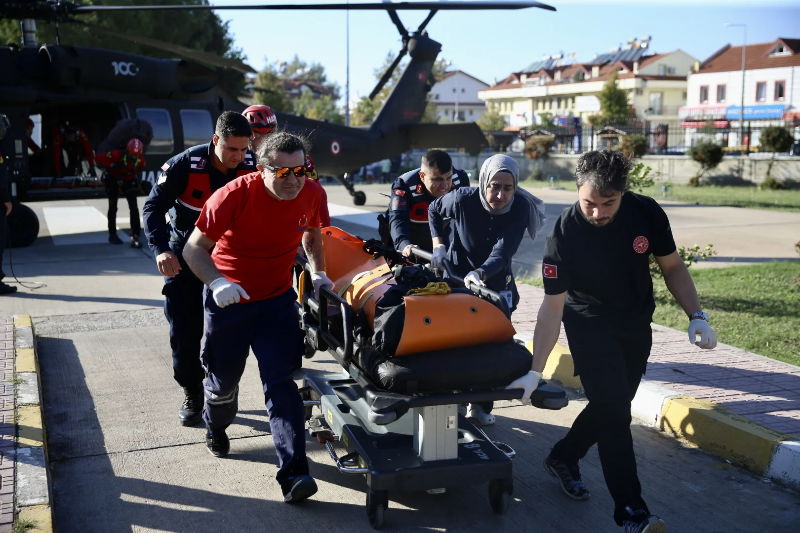Fethiye'de kayalık alana düşen yamaç paraşütündeki 1 kişi öldü, 1 kişi yaralandı