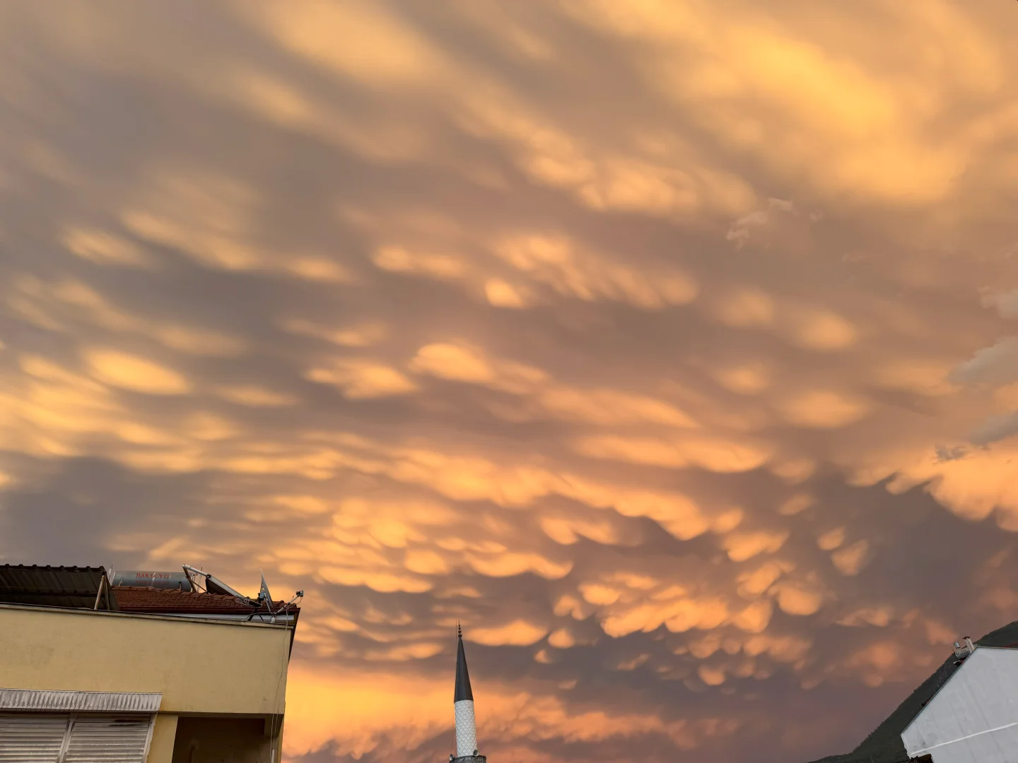 Fethiye'de sağanağın ardından gökyüzünde "Mammatus Bulutları" görüldü