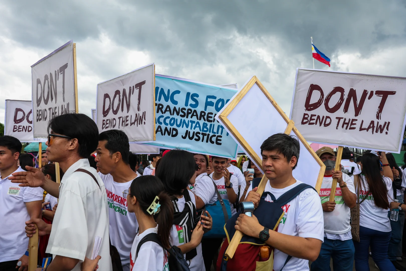 Filipinler'de hükümet yolsuzluğuna karşı binlerce kişi protesto gösterisi düzenledi