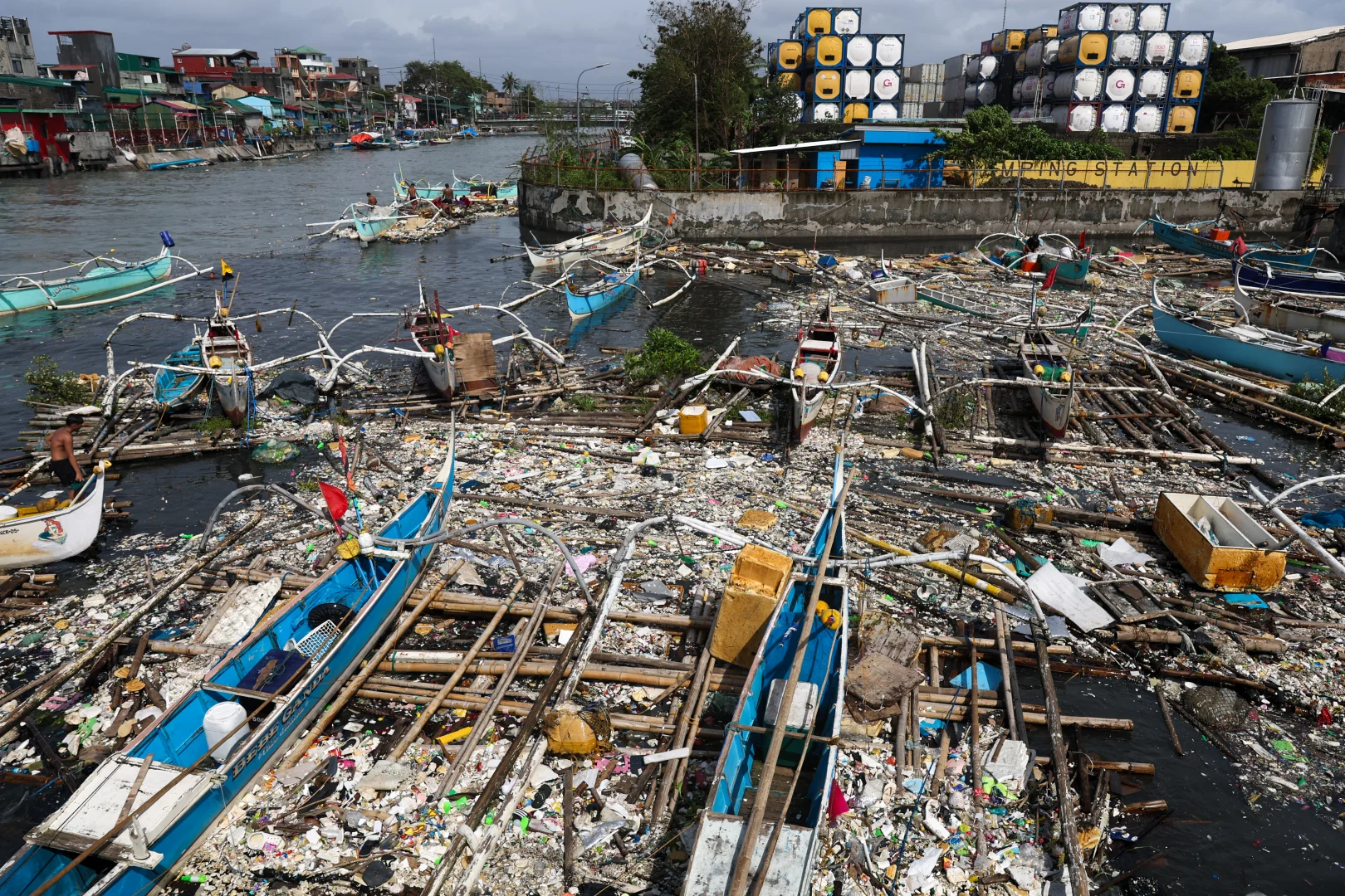Filipinler’in başkenti Manila’da Süper Tayfun Fung-Wong, şiddetli yağış ve rüzgarlarla hayatı olumsuz etkiledi