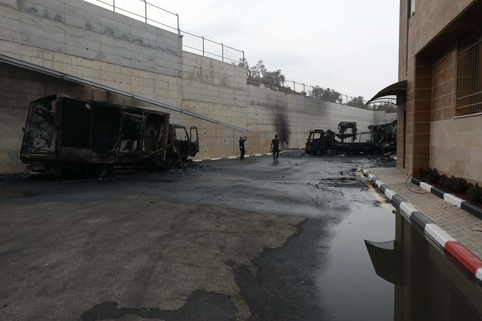 Filistin topraklarını gasbeden İsrailliler Batı Şeria'da Filistinlilerin araçlarını kundakladı