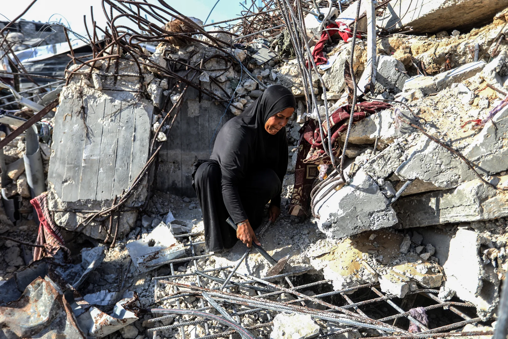 Filistinli anne Salama çocuklarıyla enkazlar arasında hayata tutunmaya çalışıyor