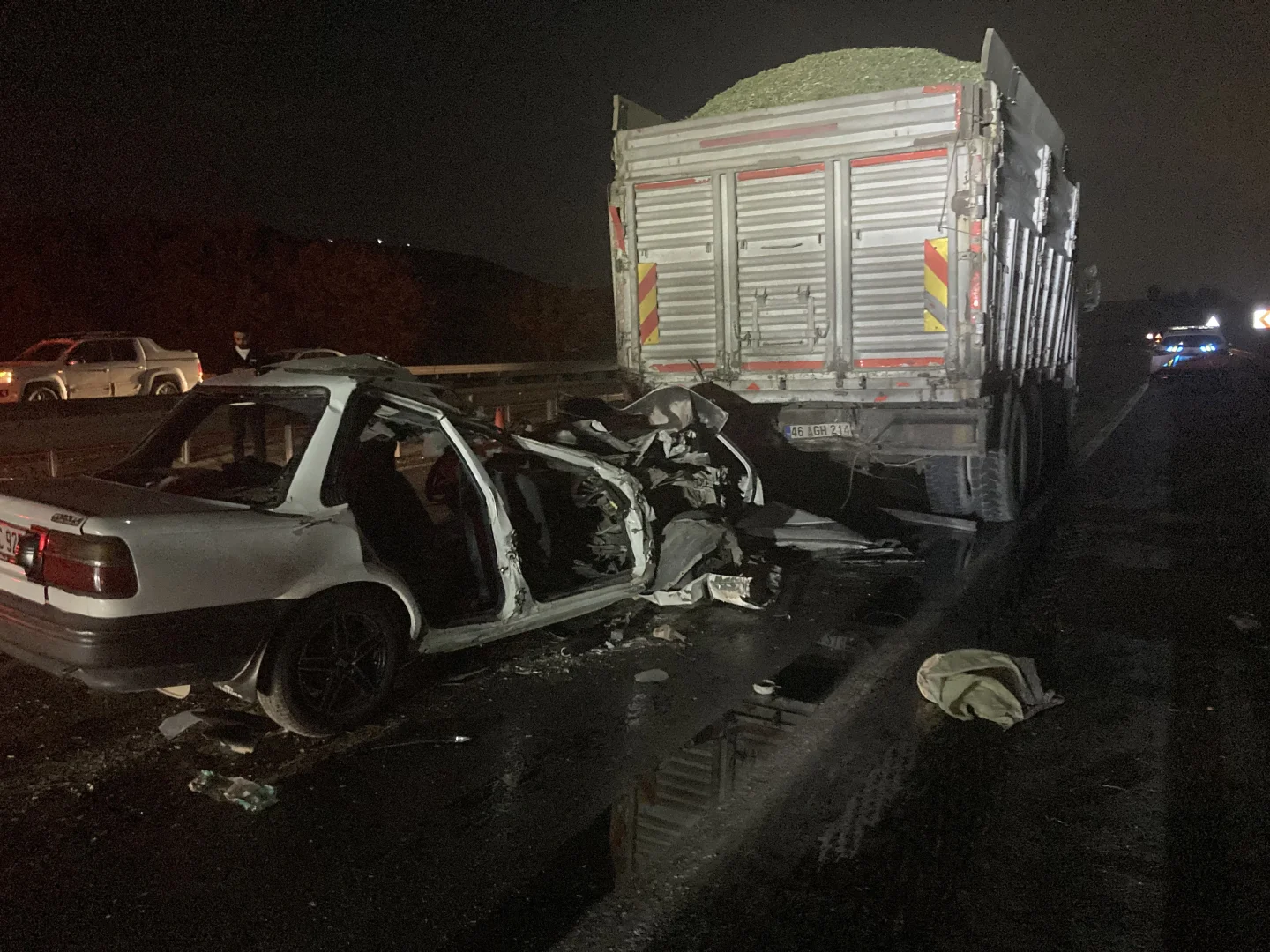 Gaziantep'te kamyon ile otomobilin çarpıştığı kazada 3 kişi öldü