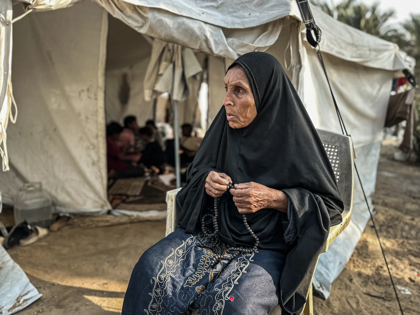 Gazze’de 70 yaşındaki bir büyükanne, 15 torunu ile hayatta kalma mücadelesi veriyor