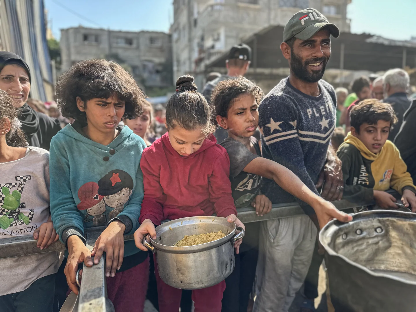 Gazze'de açlıkla mücadele eden Filistinlilere yemek dağıtıldı