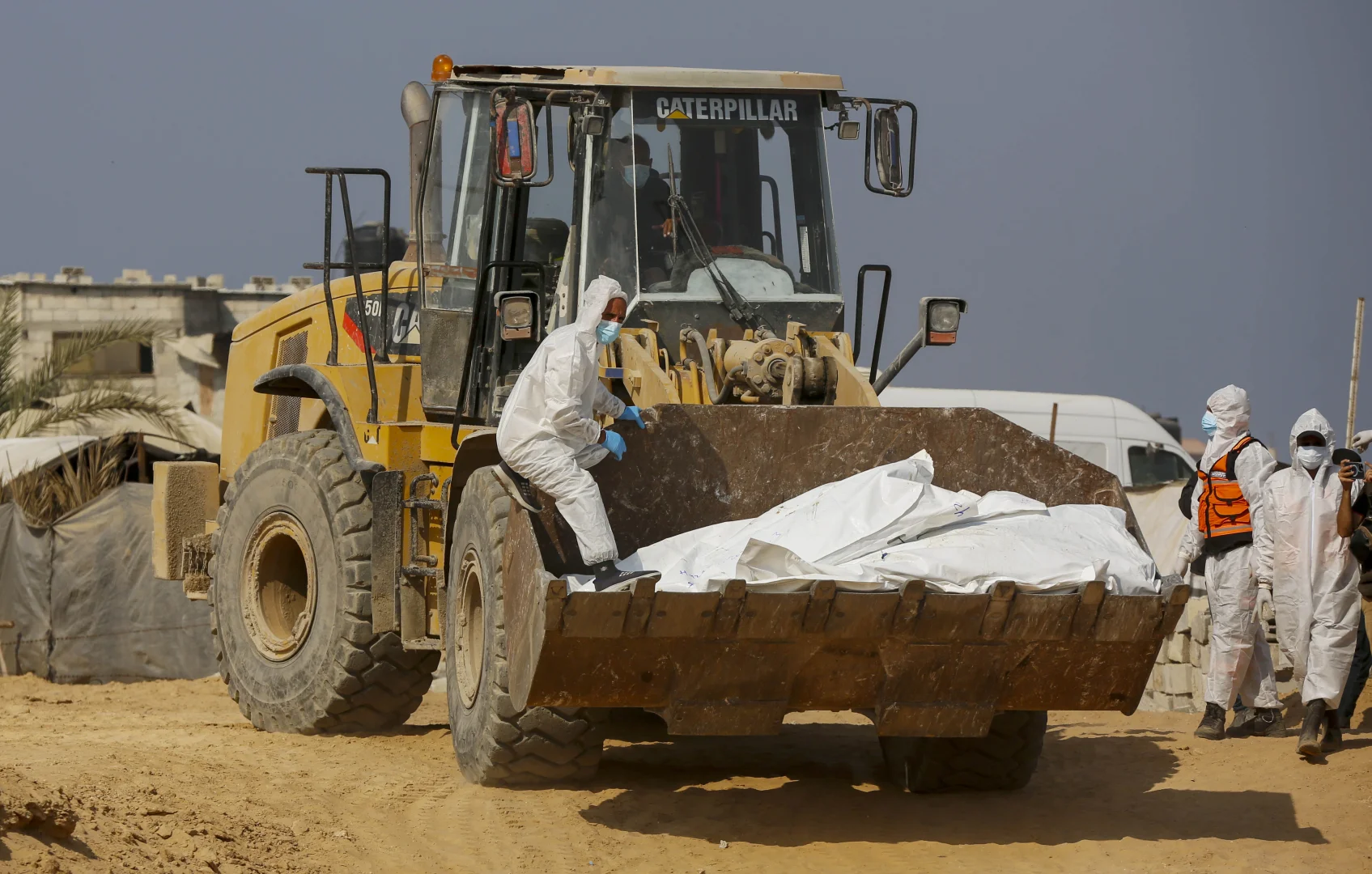 Gazze’de kimliği belirlenemeyen 38 Filistinli toplu mezara defnedildi