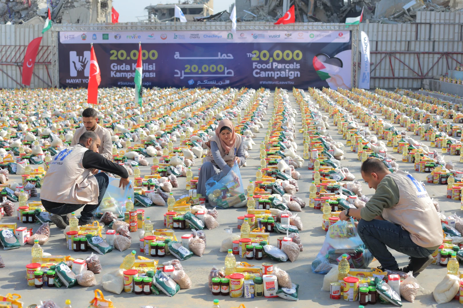 Gazze’de yerinden edilen ailelere Türk yardım kuruluşlarından gıda desteği