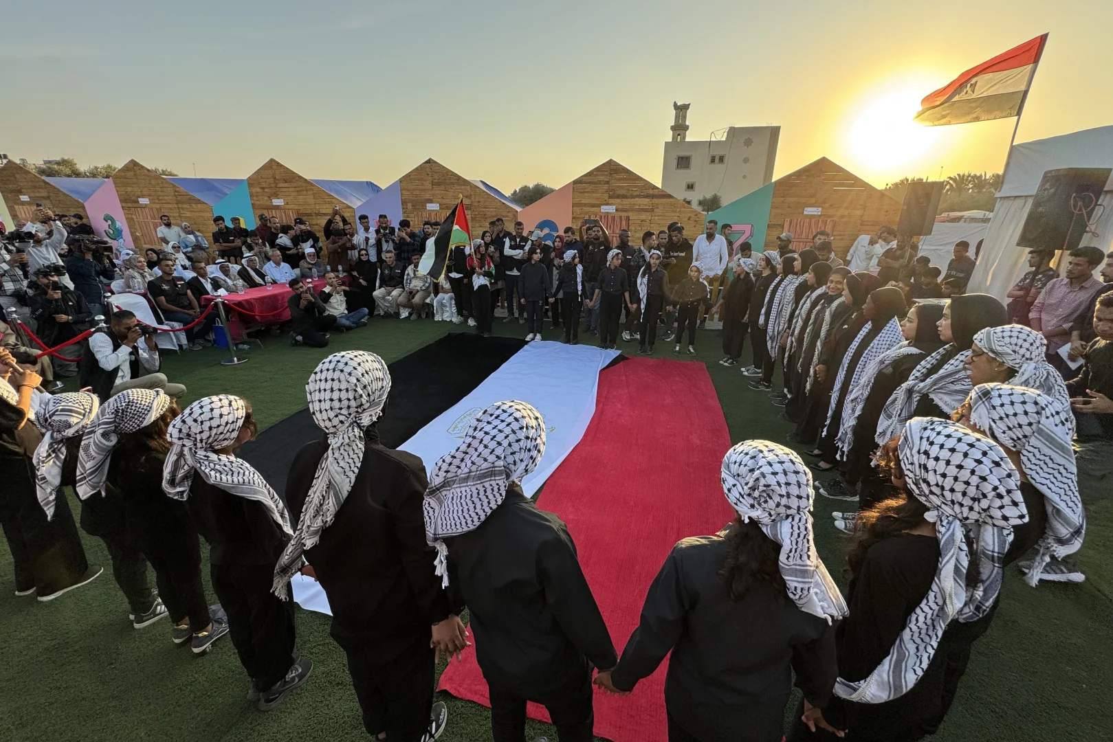 Gazze’de yetimler ve aileleri için inşa edilen en büyük kamp hizmete açıldı