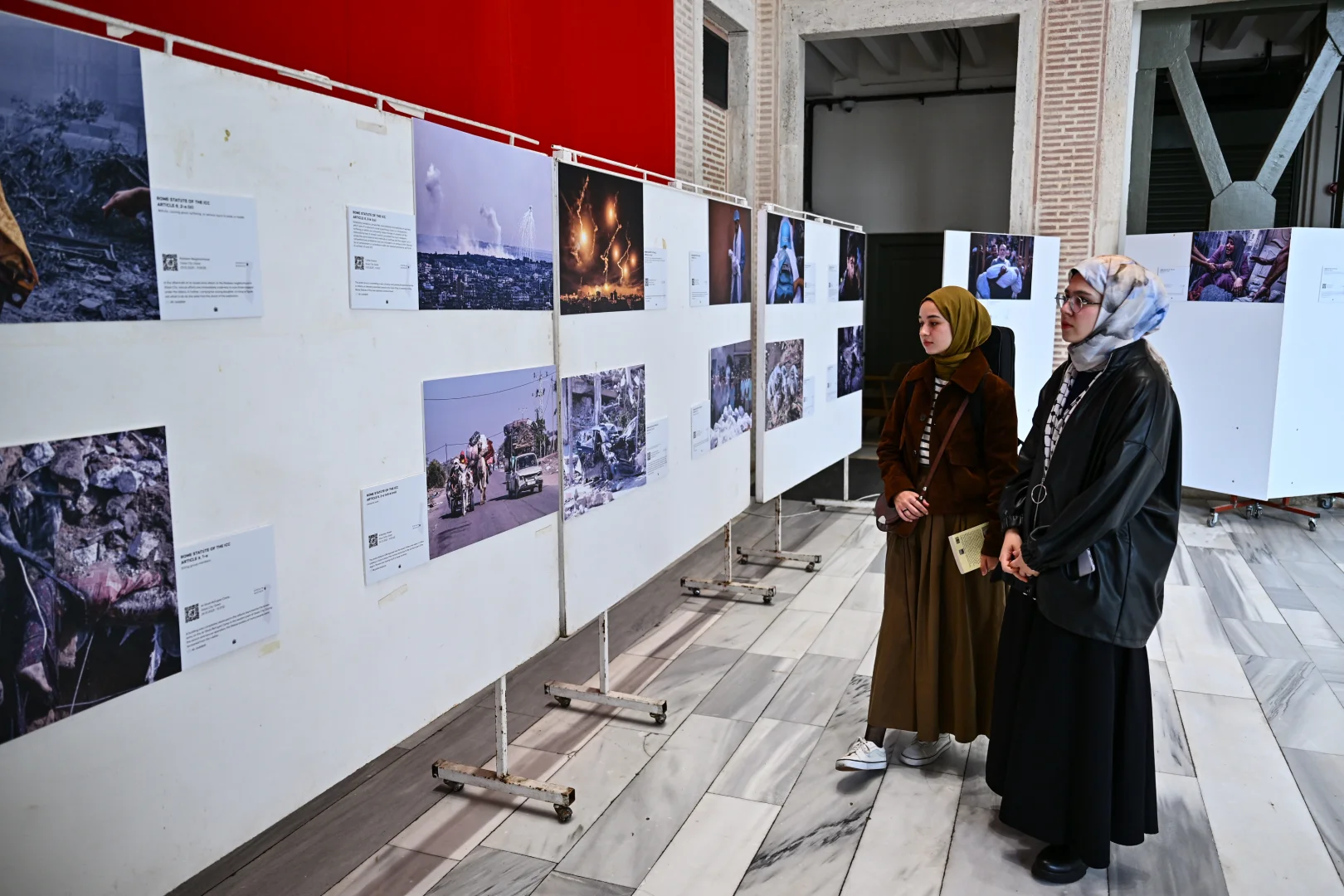 'Gazze Mahkemesi: Nihai Oturum'unda AA'nın 'Kanıt' sergisi gezildi