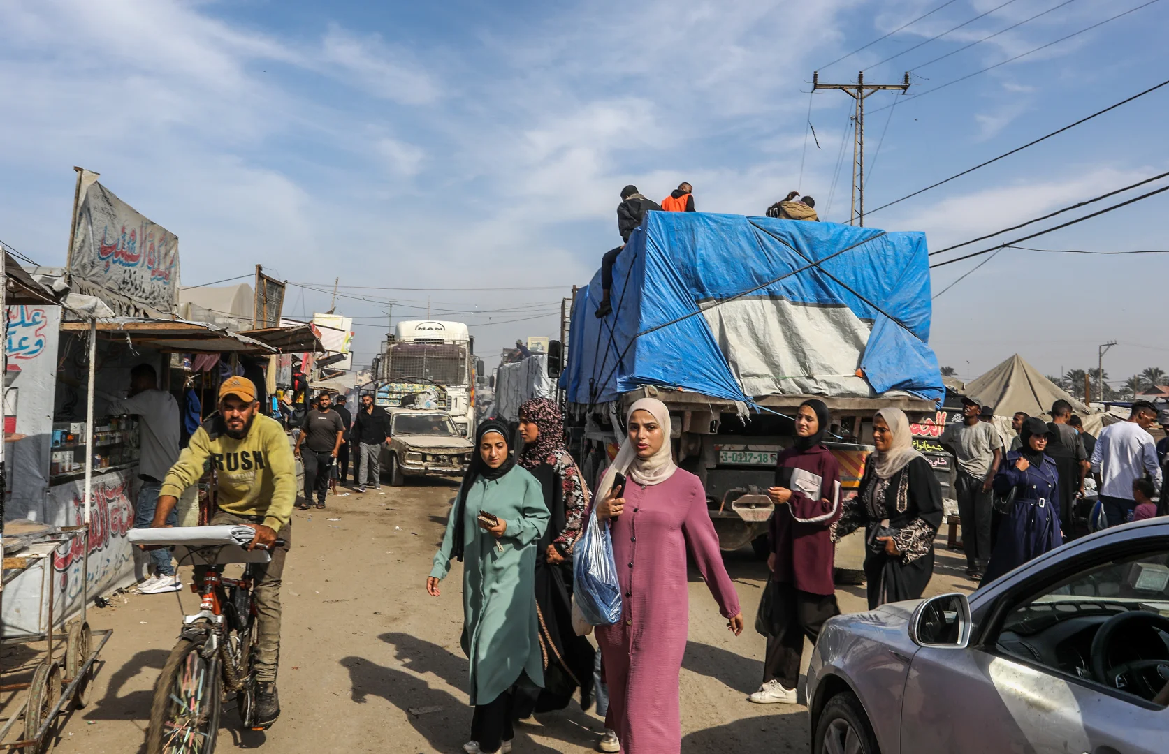 Gazze’ye insani yardım yüklü tırların girişi devam ediyor