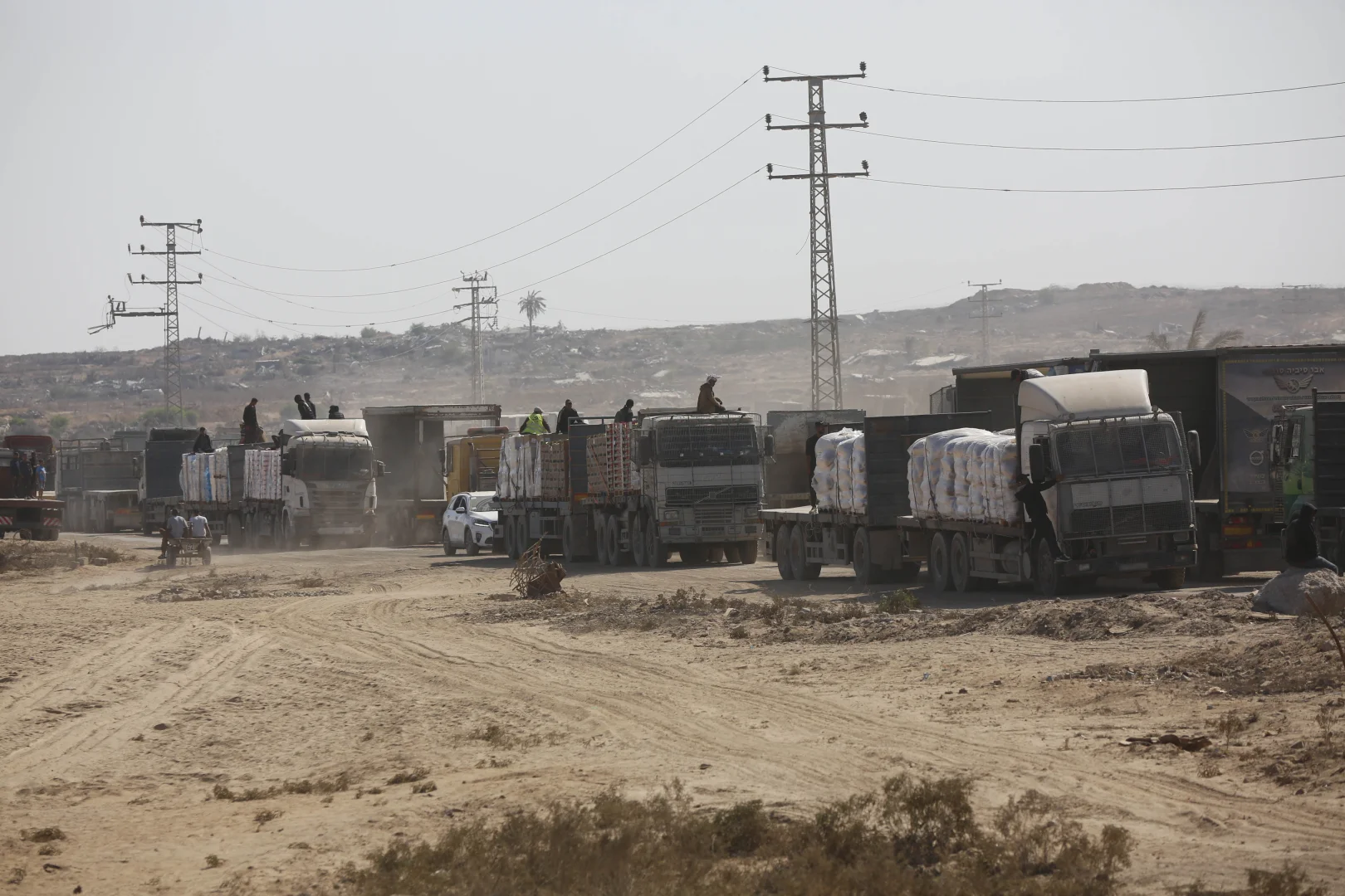 Gazze’ye sınırlı sayıda insani yardım tırının girişi sürüyor