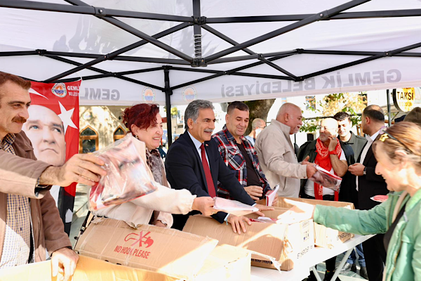 Gemlik'te bayrak dağıtımı etkinliği