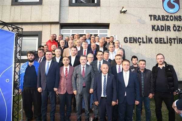 Genç, amatör futbol kulüplerine spor malzemesi dağıtım törenine katıldı