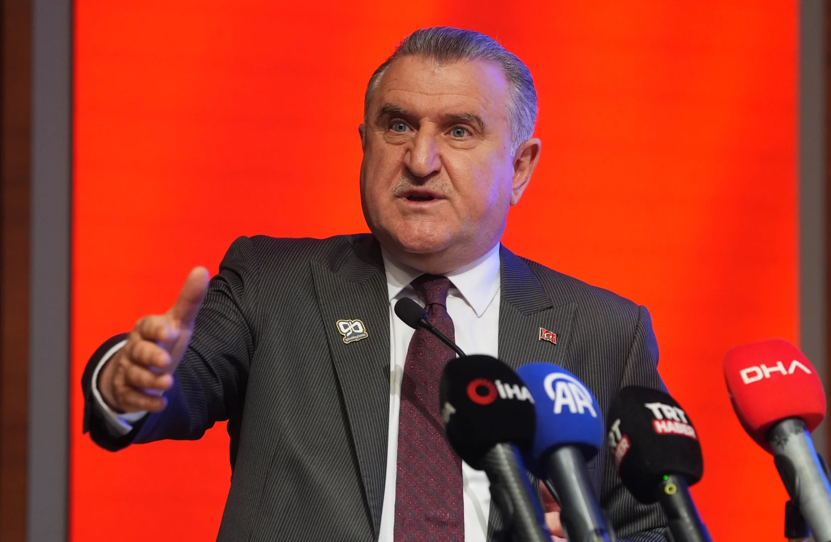 Gençlik ve Spor Bakanı Osman Aşkın Bak, GönüllüyüzBİZ Projesi'ne destek çağrısında bulundu