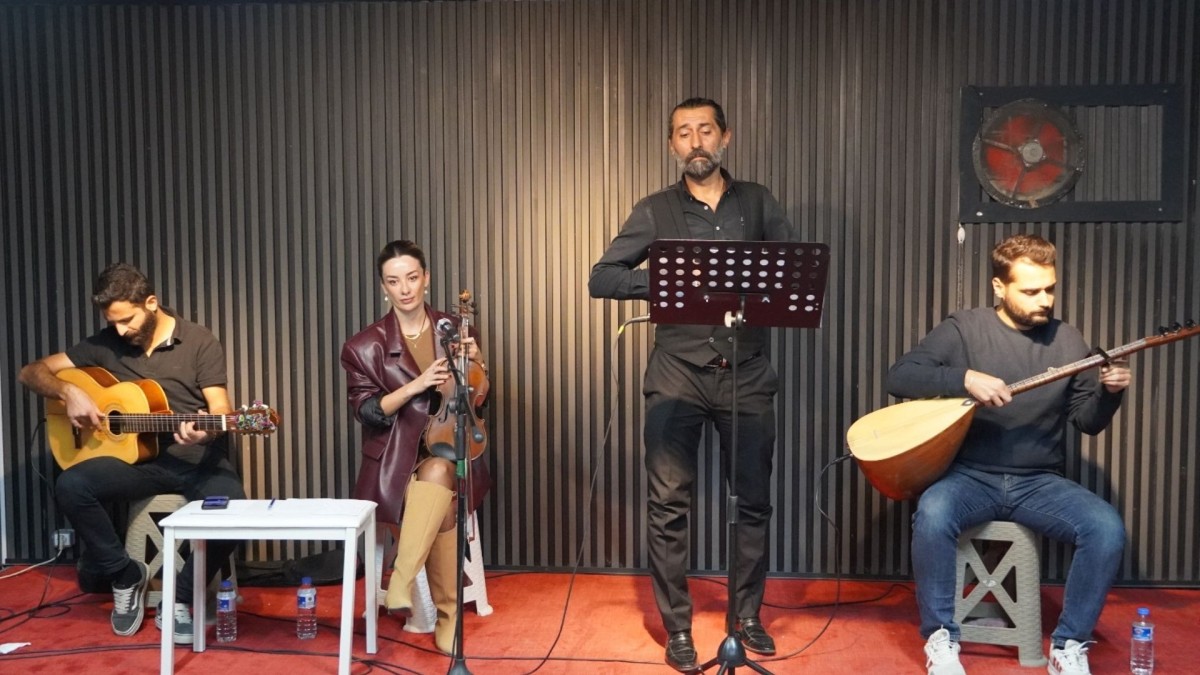 Gölge Sanat Akademisi’nde Şair Murat Kayış’tan şiir ve müzikle dolu bir gece  - Videolu Haber
