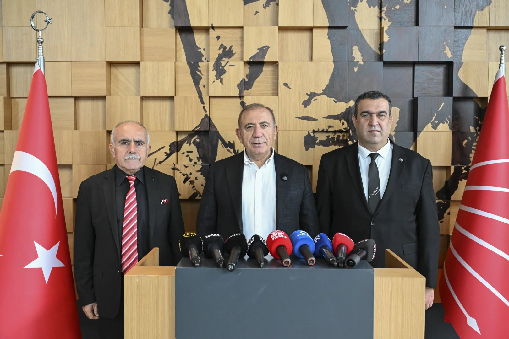 Gürsel Tekin, CHP İstanbul İl Başkanlığı'nda basın toplantısı düzenledi