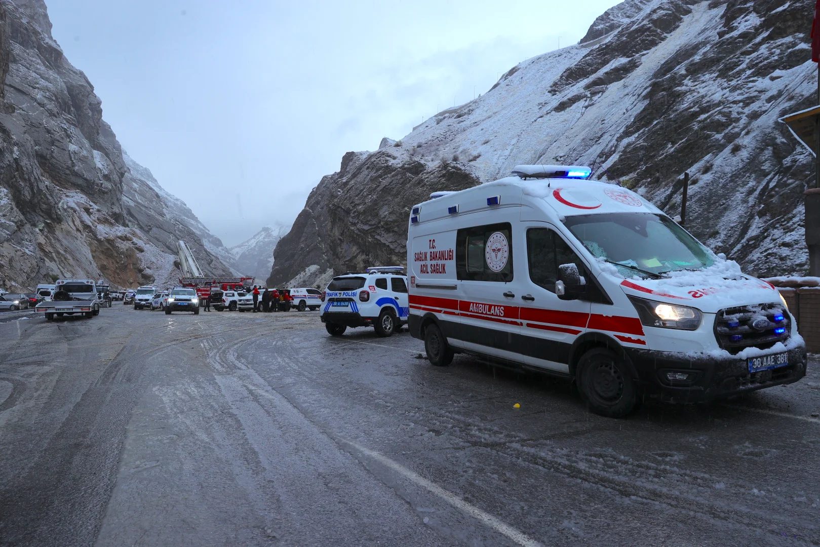 Hakkari'de Zap Suyu'na düşen pikaptaki 4 kişi bot yardımıyla kurtarıldı