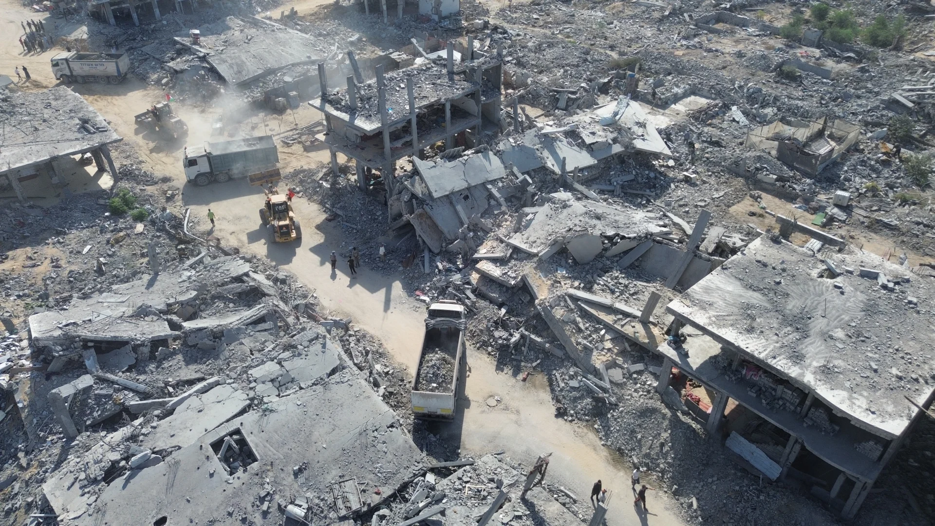 Han Yunus’ta gönüllüler ve belediyeden enkaz kaldırma çalışmaları