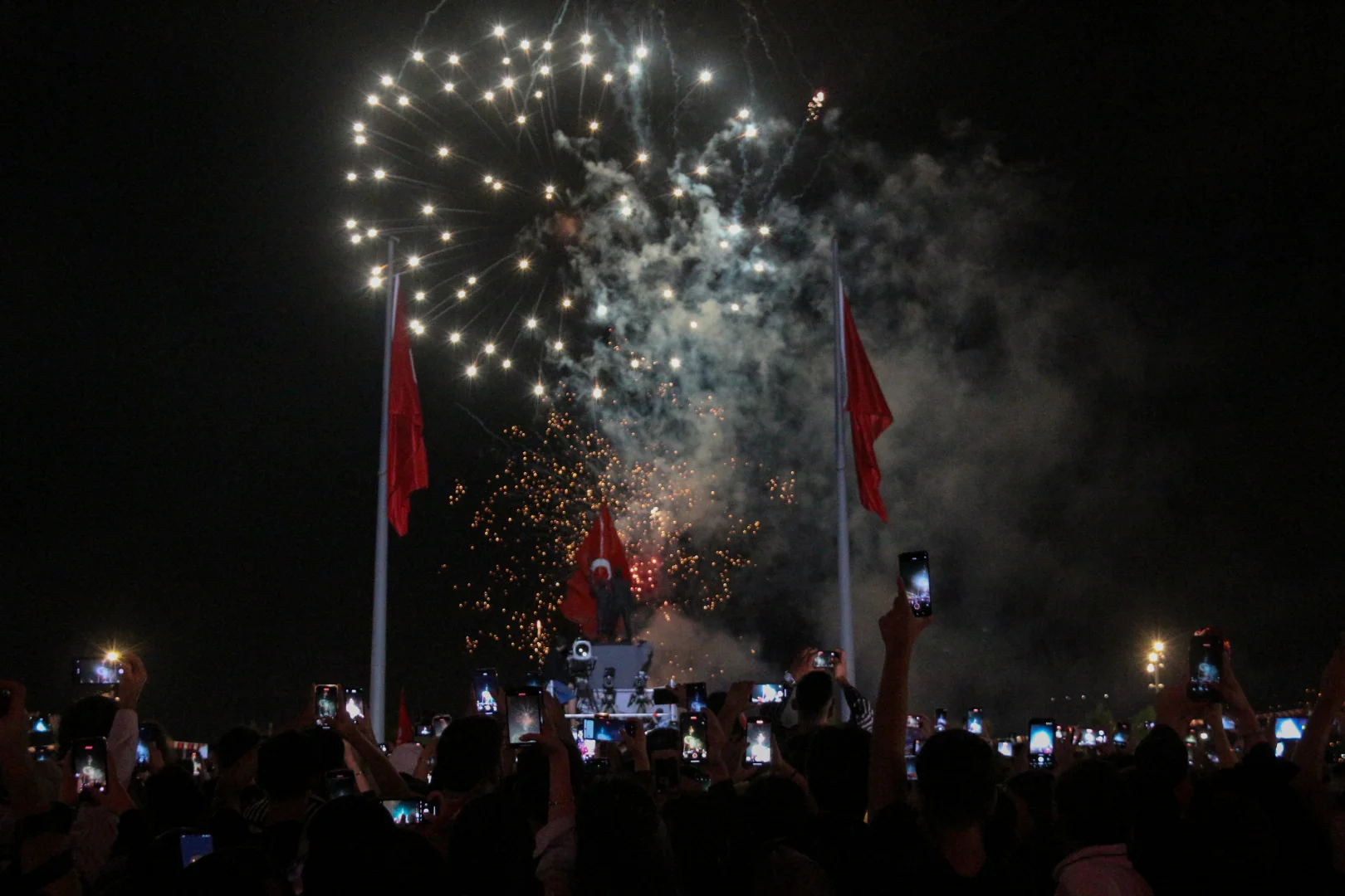 Hatay'da Anadolu Ateşi Dans Topluluğu ve şarkıcı Oğuzhan Koç sahne aldı