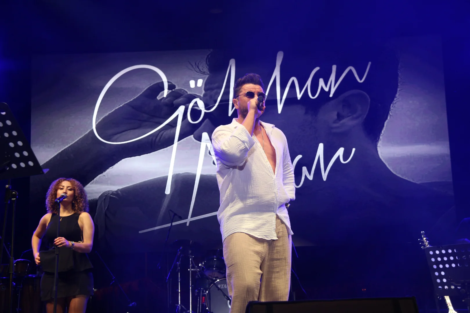 Hatay'da Antakya Medeniyetler Korosu ve şarkıcı Gökhan Akar sahne aldı