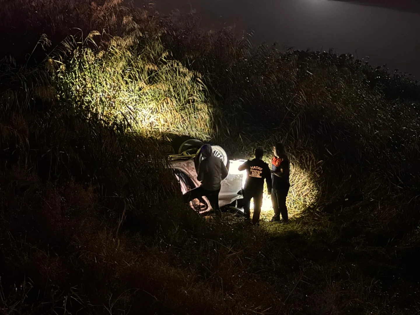 Hatay'da düzensiz göçmenleri taşıyan otomobilin nehre devrilmesi sonucu 9 kişi yaralandı