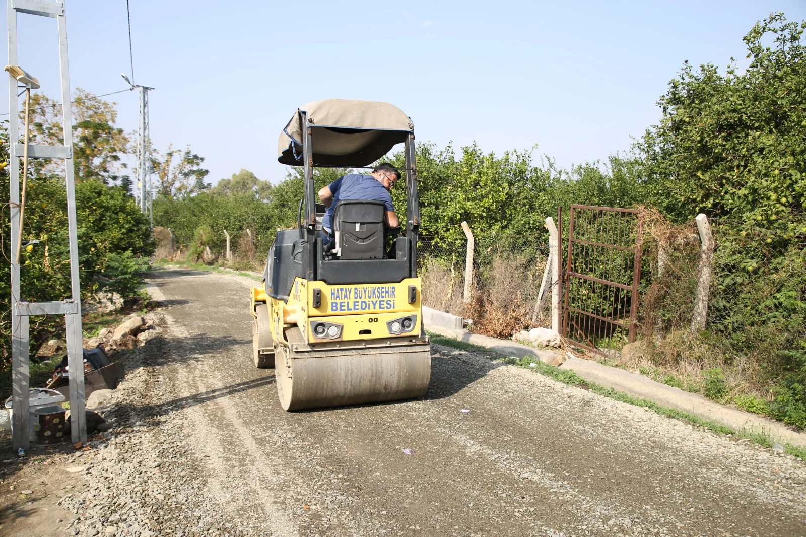Hatay'da engelli çocuğun akülü aracını kullanabilmesi için evinin yolu asfaltlandı