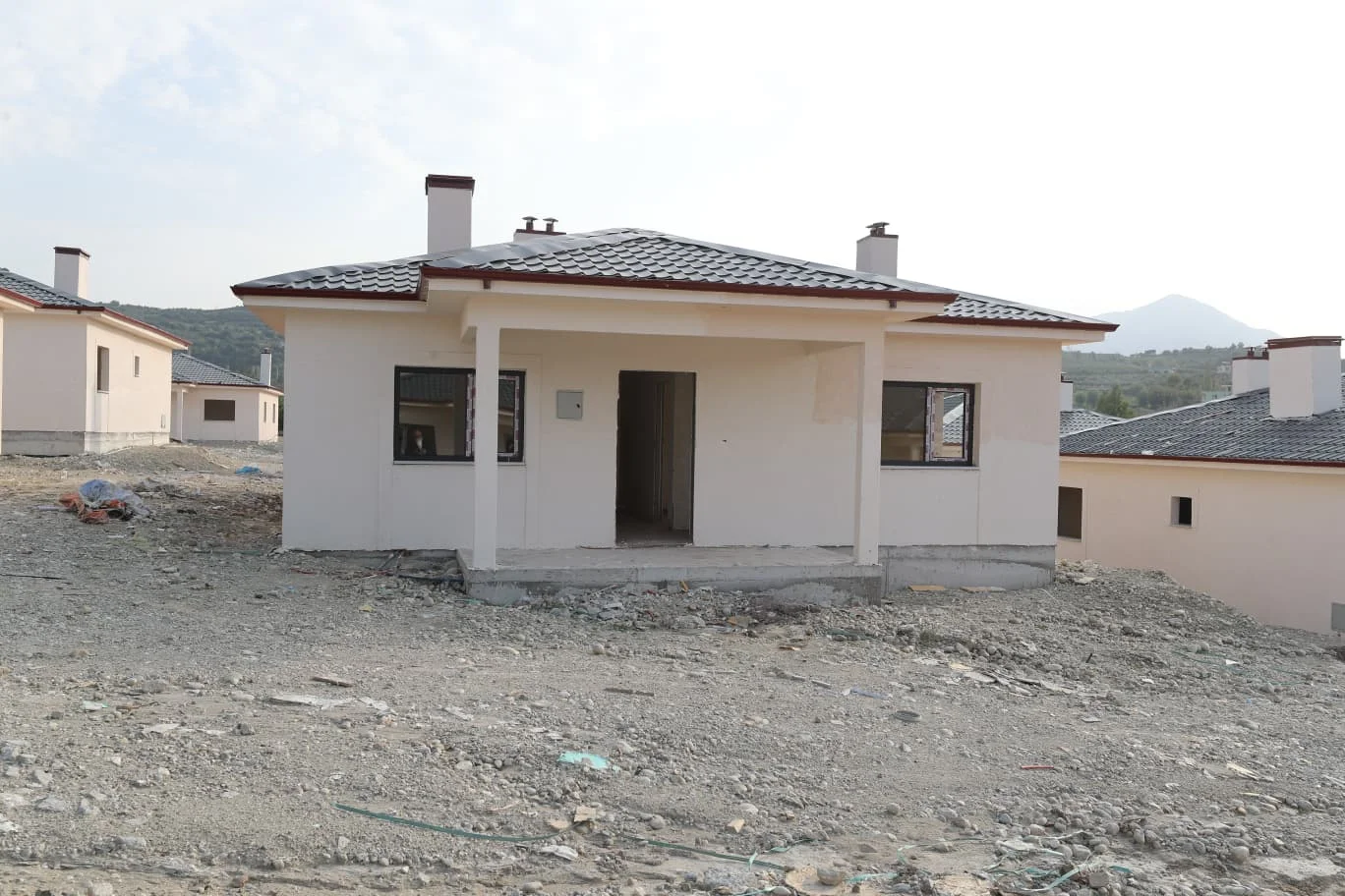 Hatay Yayladağı'nda kırsal deprem konutlarının yapımı sürüyor