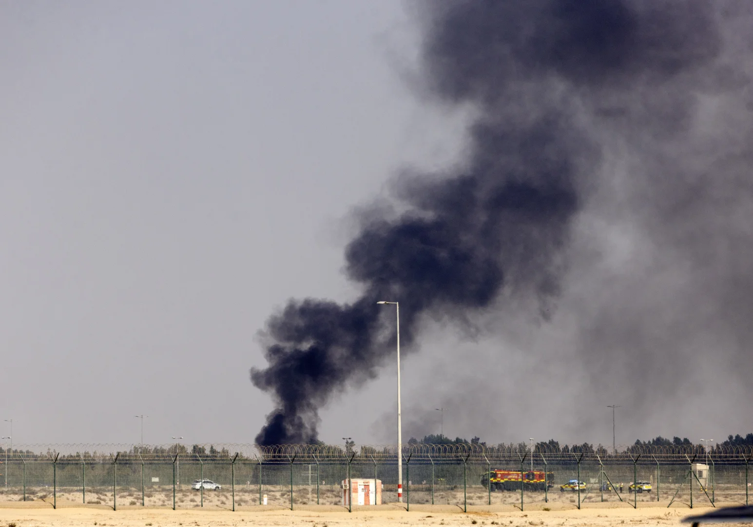 Hindistan'a ait savaş uçağı Dubai Airshow gösterisi sırasında düştü
