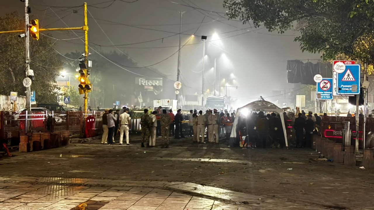 Hindistan'ın başkenti Yeni Delhi'de bir araçta meydana gelen patlamada 8 kişi hayatını kaybetti