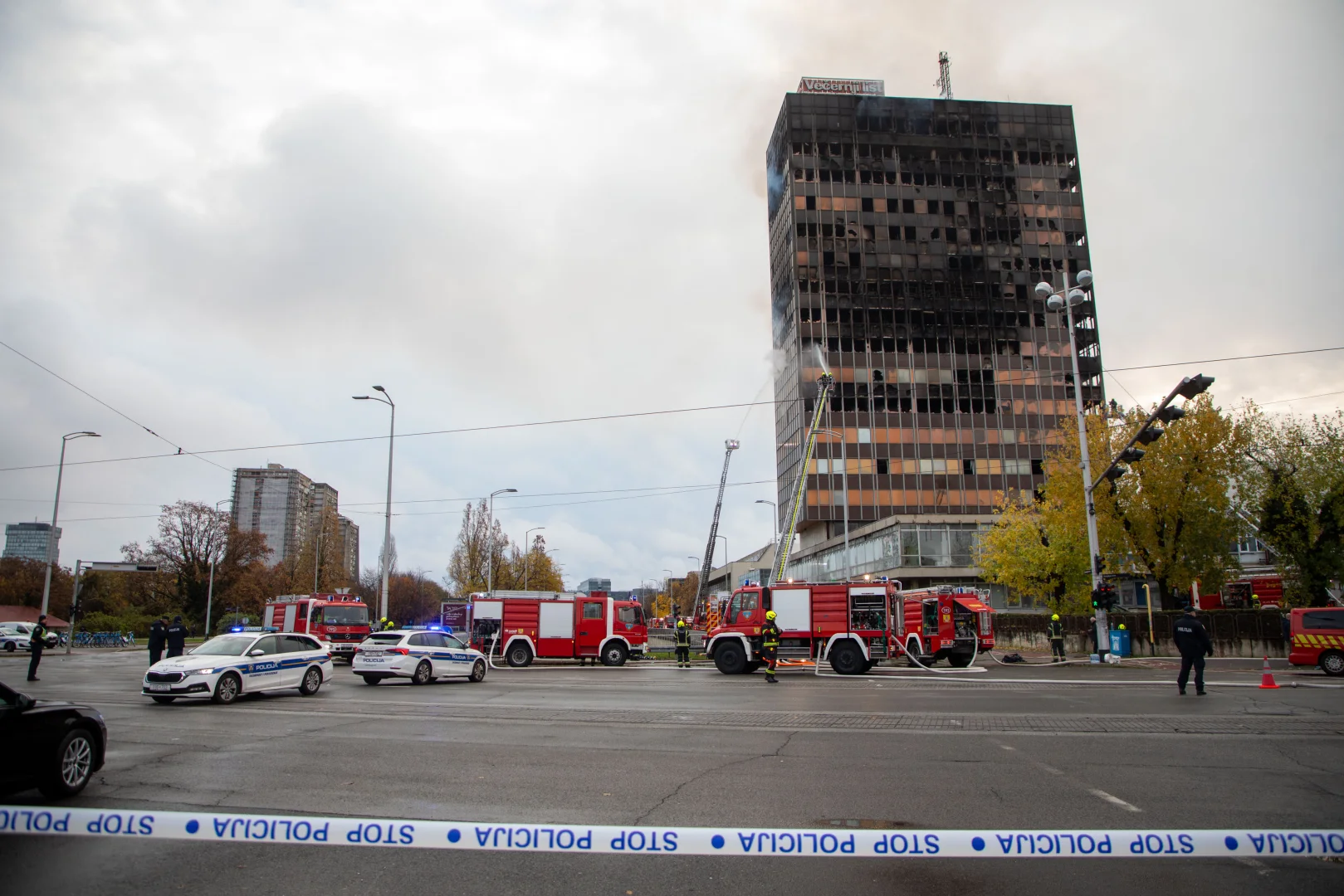 Hırvatistan'da gökdelende çıkan yangını söndürme çalışmaları sürüyor