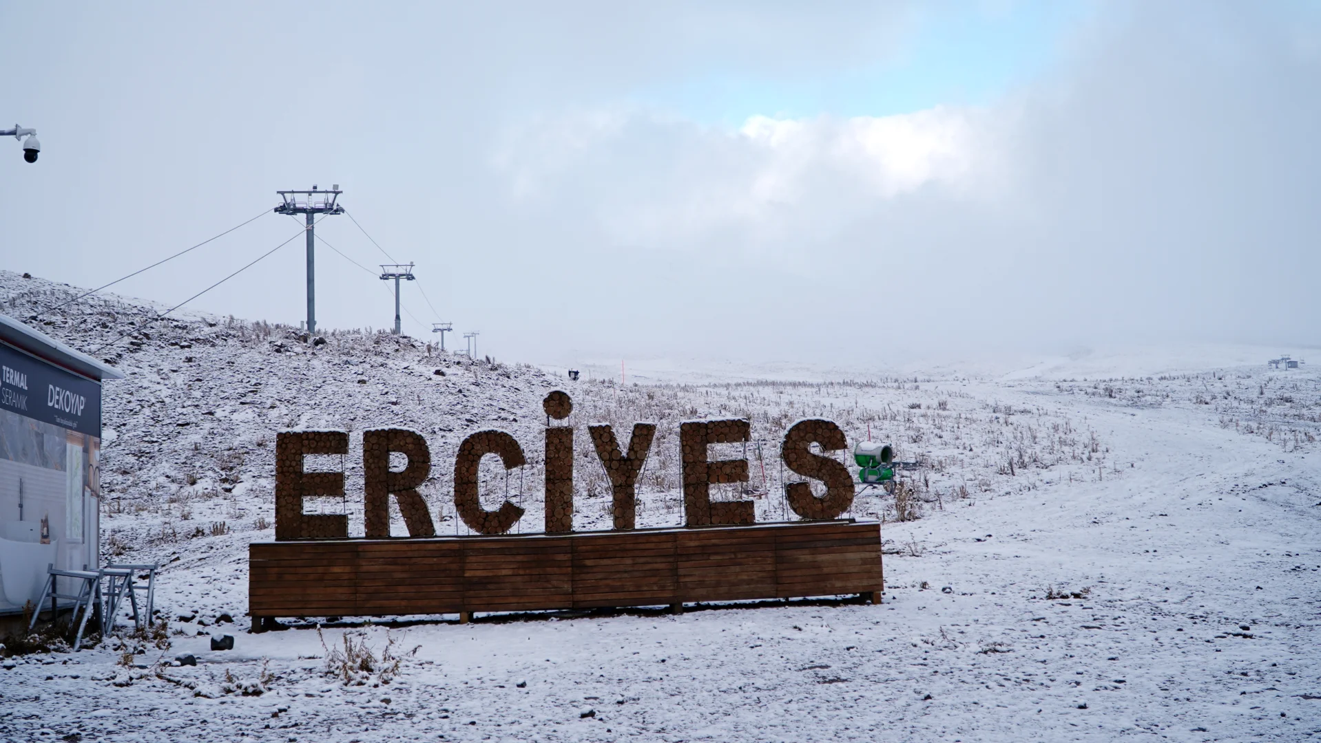 İç Anadolu'nun zirvesi Erciyes Dağı'na kar yağdı