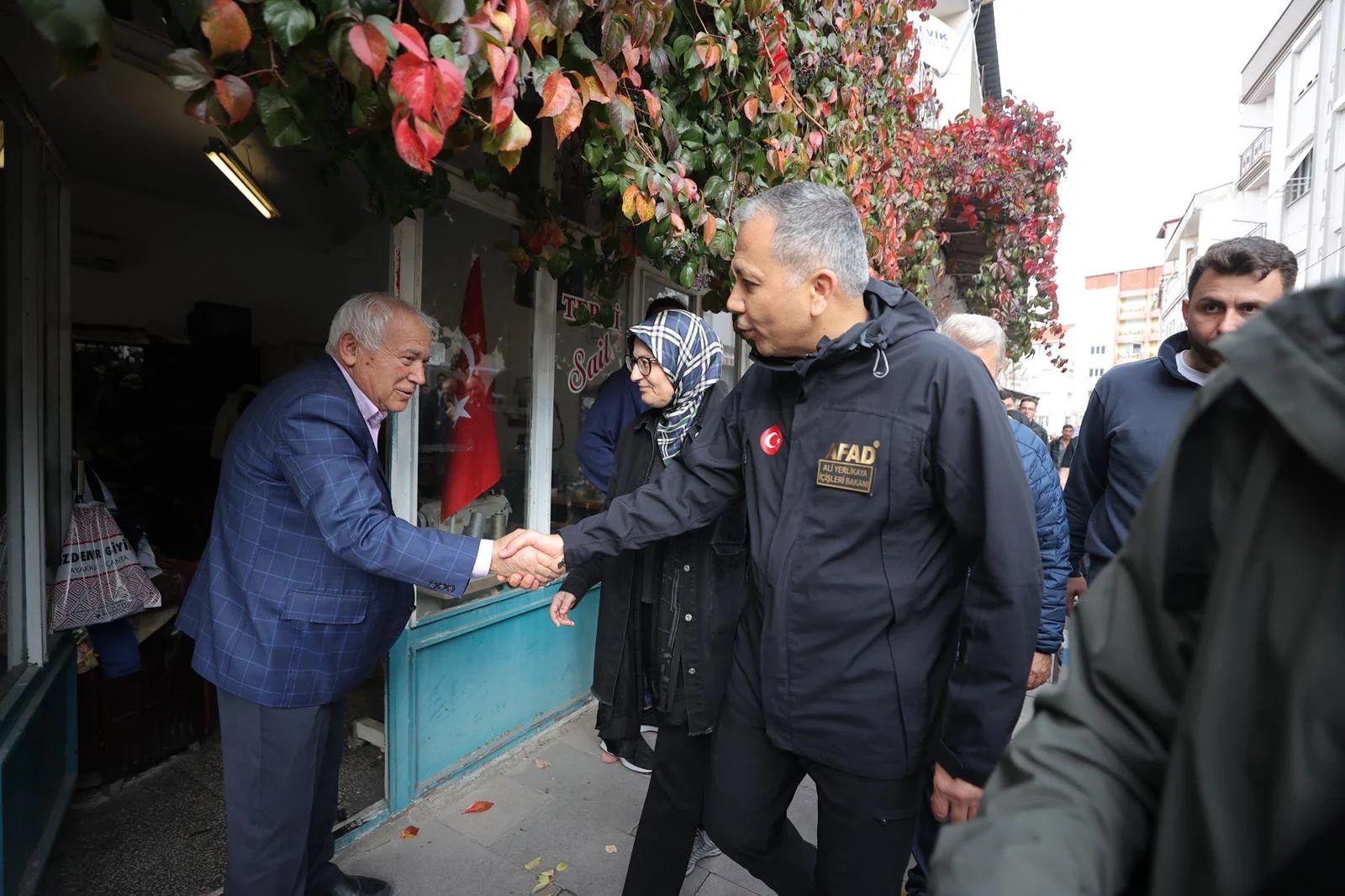 İçişleri Bakanı Ali Yerlikaya depremin merkez üssü Sındırgı'da incelemelerde bulundu