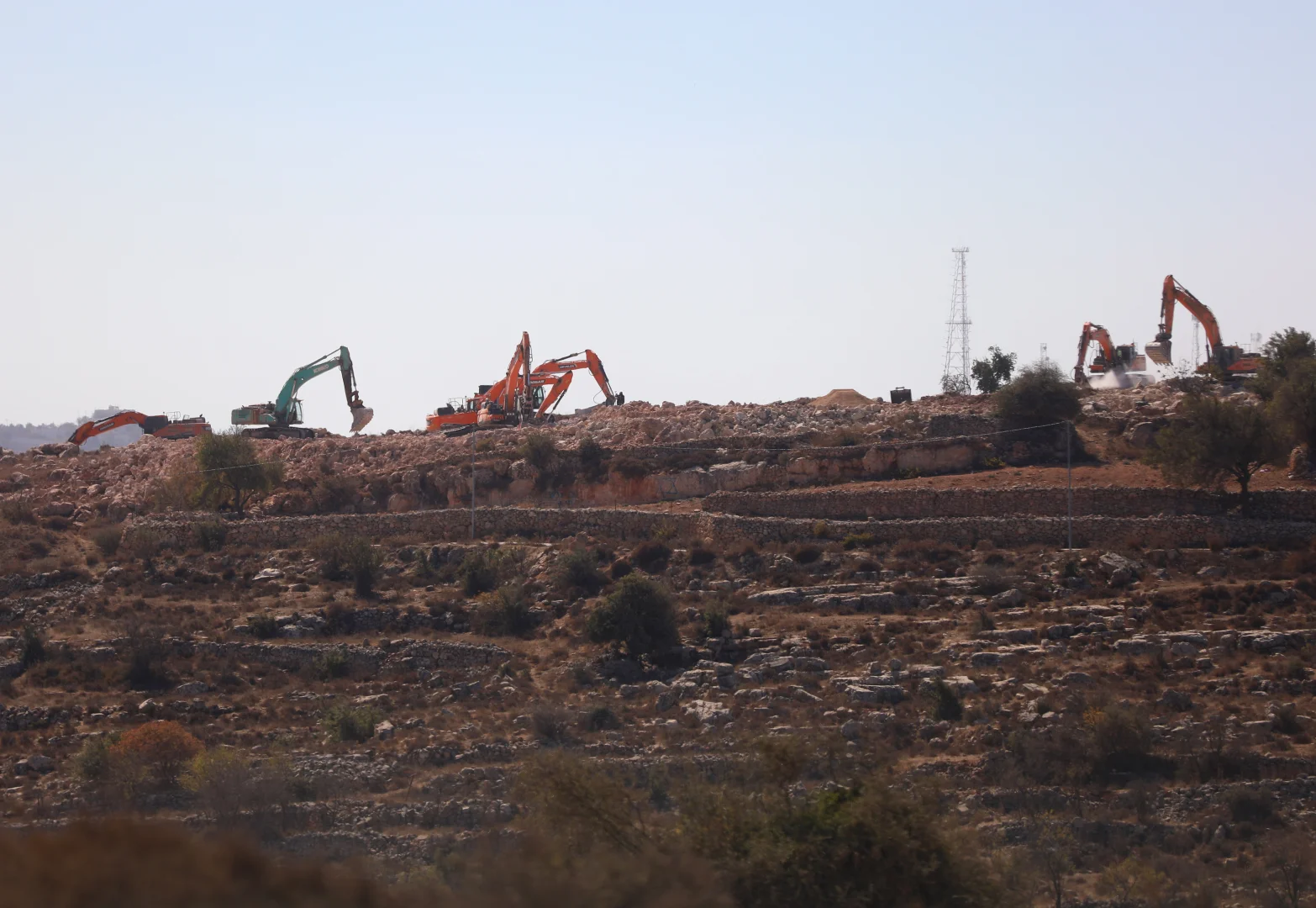 İsrail'e ait iş makineleri Batı Şeria'da Filistinlilere ait arazilerde kazı çalışmaları yaparak zarar verdi