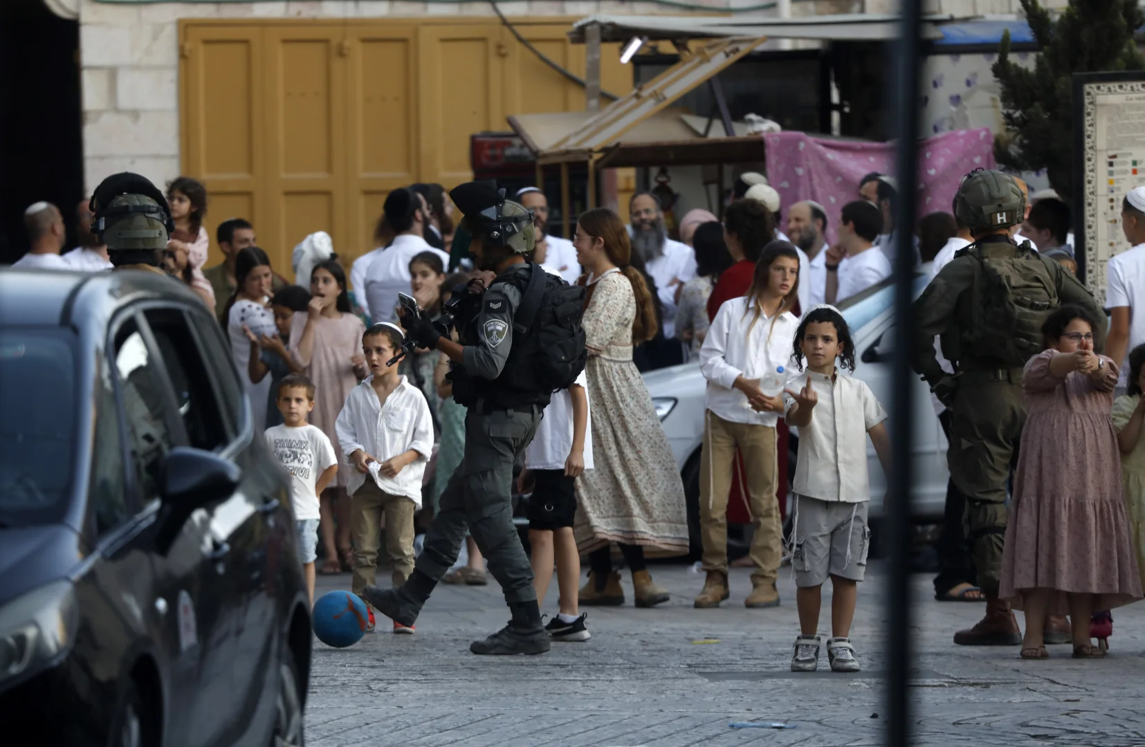 İsrail güçleri korumasındaki Filistin topraklarını gasbeden İsrailliler, El Halil kentine baskın düzenledi