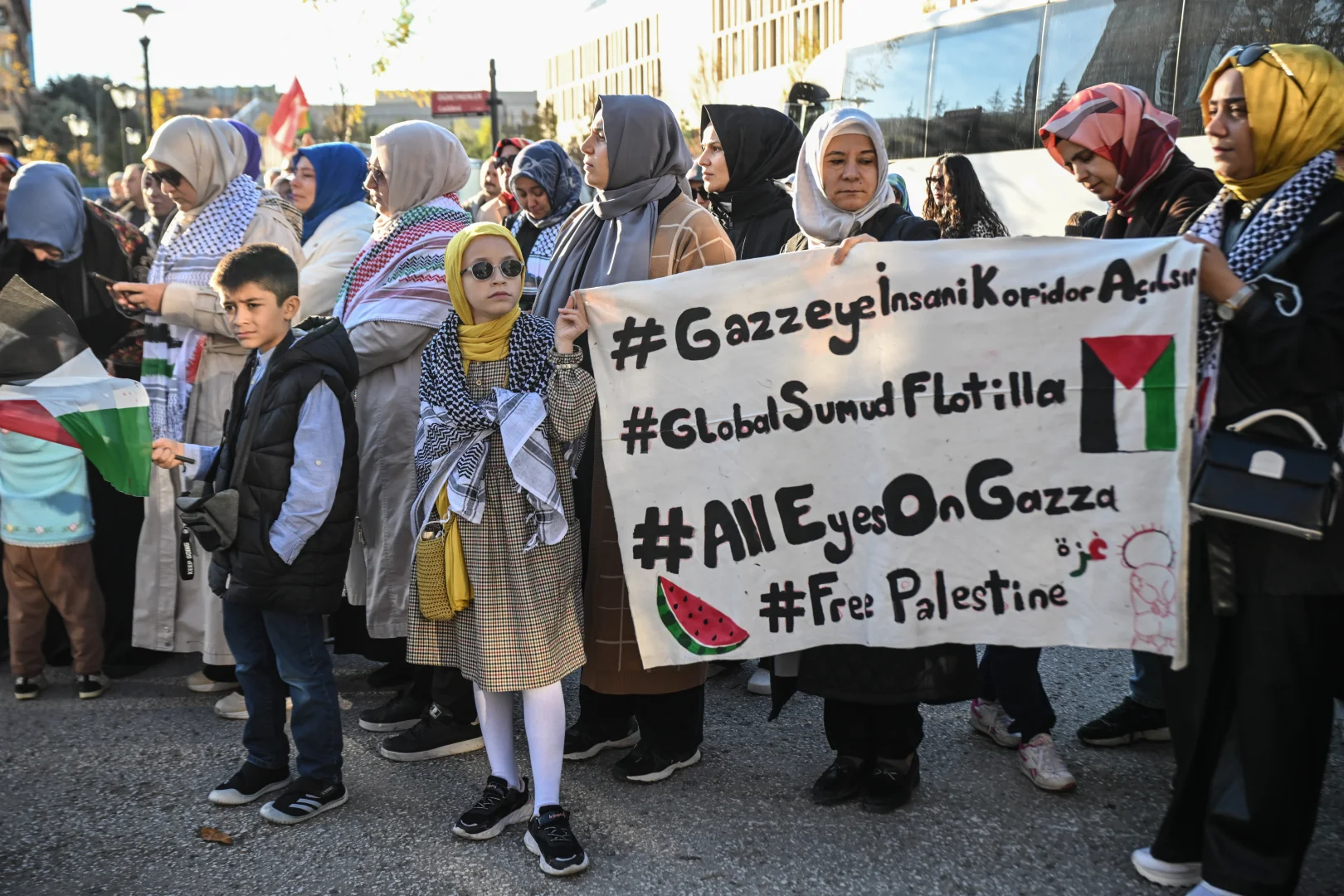 İsrail'in ateşkesi ihlal ederek Gazze'ye saldırısı ABD'nin Ankara Büyükelçiliği önünde protesto edildi