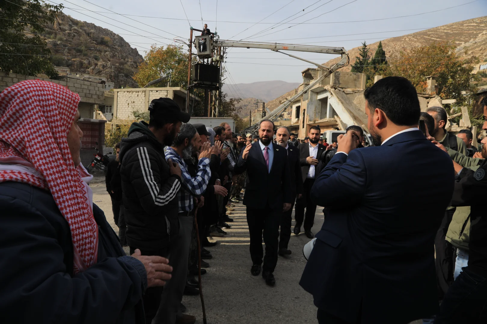 İsrail'in bombaladığı köyü ziyaret eden Suriye Enformasyon Bakanı'ndan Tel Aviv'e sert mesaj