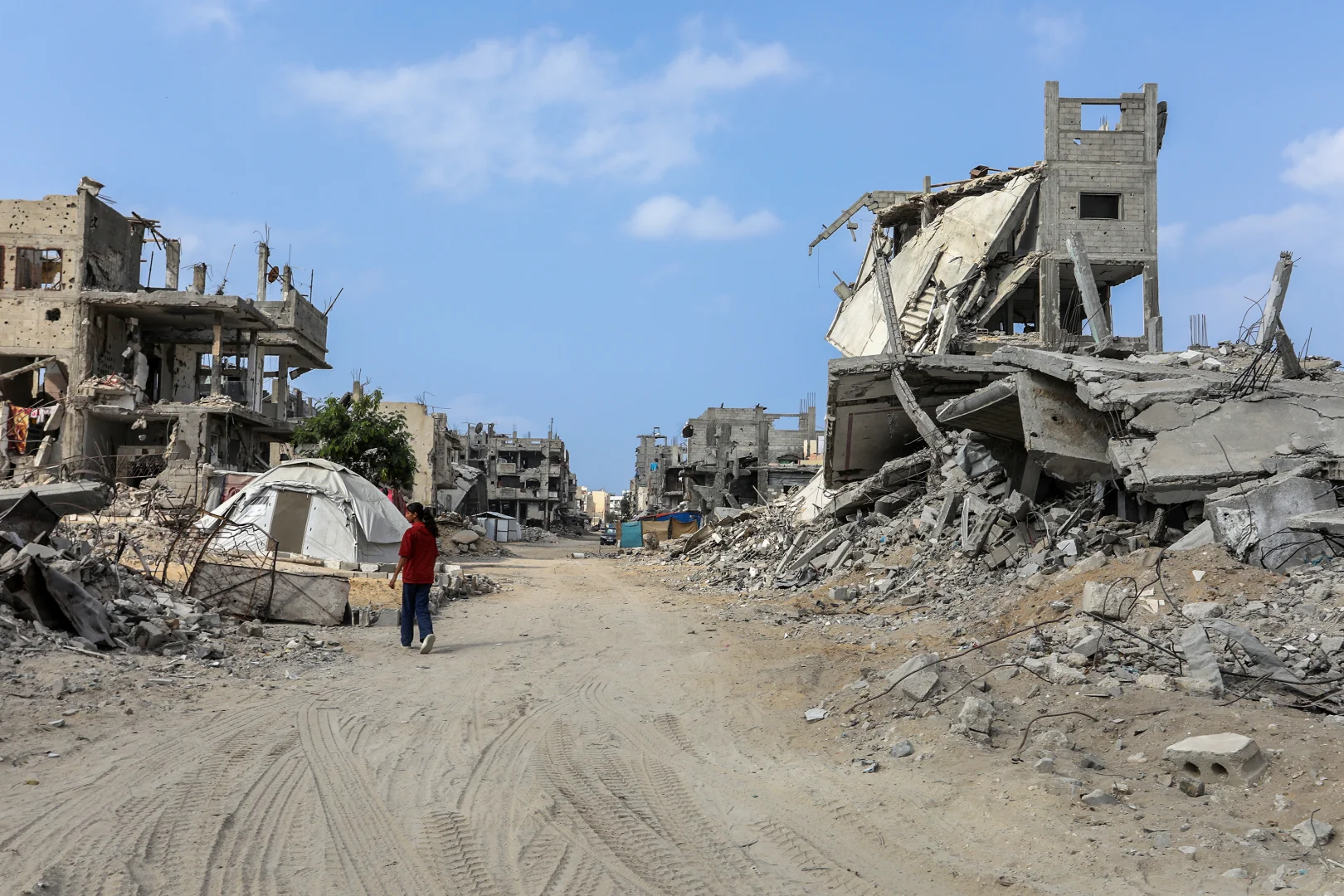 İsrail’in çekildiği el-Ketibe bölgesinde Filistinliler yıkılmış evlerine dönüyor