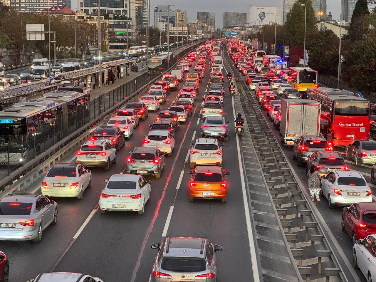 İstanbul'da akşam saatlerinde trafik yoğunluğu yüzde 74'e çıktı